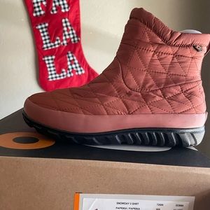 New in box bogs snow boots size 6